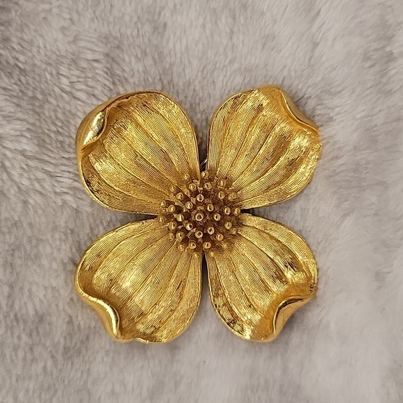 Crown Trifari Dogwood Flower Goltone Brooch - Picture 2 of 5